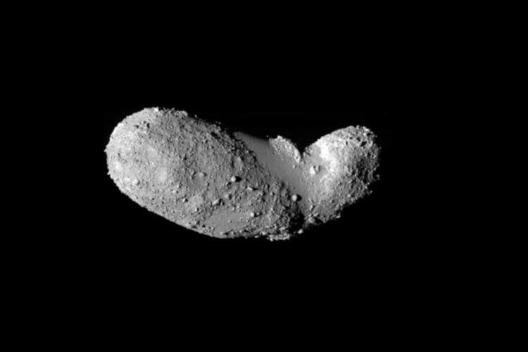 Asteroida 25143 Itokawa widziana z odlegoci 8 km przez japosk sond kosmiczn Hayabusa